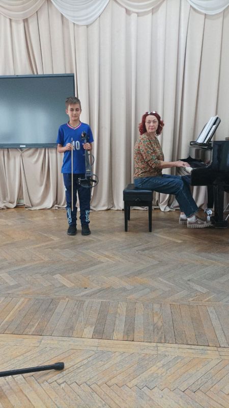 В Детской школе искусств №1 города Ровеньки на оркестровом отделе прошла увлекательная видеолекция «Феномен электроскрипки»! Организованная заведующей отделением Ивановой Светланой Ульяновной совместно с концертмейстером... В Детской школе искусств №1 города Ровеньки на оркестровом отделе прошла увлекательная видеолекция «Феномен электроскрипки»! Организованная заведующей отделением Ивановой Светланой Ульяновной совместно с концертмейстером...