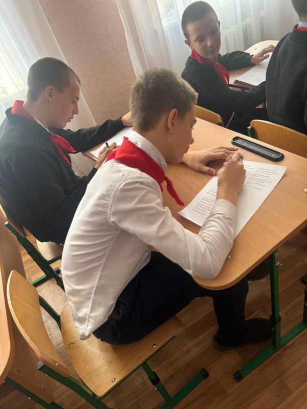 Сотрудники ОГИБДД ОМВД России «Краснодонский» провели лекцию о важности световозвращающих элементов для детей Сотрудники ОГИБДД ОМВД России «Краснодонский» провели лекцию о важности световозвращающих элементов для детей