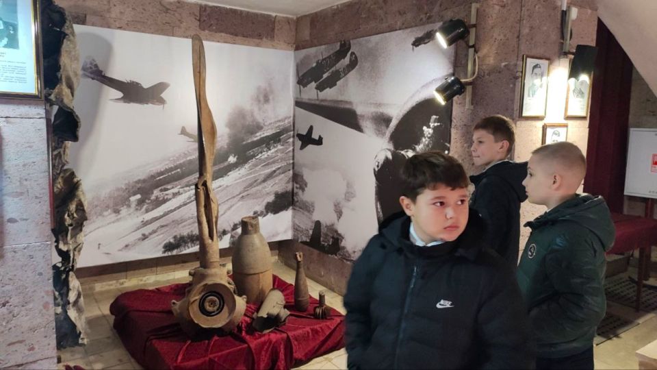 Сегодня, 20 октября 2025г., приняли эстафету марафона учащиеся: Краснолучской школы № 7, Свердловской средней школы № 9 имени воина-интернационалиста Александра Голубкова и Краснолучской школы № 11 Сегодня, 20 октября 2025г., приняли эстафету марафона учащиеся: Краснолучской школы № 7, Свердловской средней школы № 9 имени воина-интернационалиста Александра Голубкова и Краснолучской школы № 11