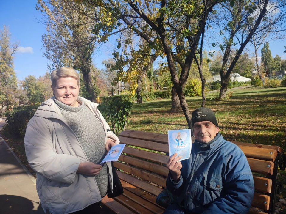 Сотрудники Лутугинской центральной районной библиотеки провели поздравительную акцию Сотрудники Лутугинской центральной районной библиотеки провели поздравительную акцию