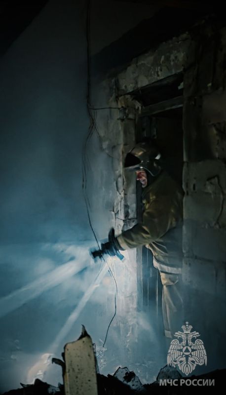 Спасатели МЧС России ликвидировали масштабный пожар на частном подворье в Свердловске Спасатели МЧС России ликвидировали масштабный пожар на частном подворье в Свердловске