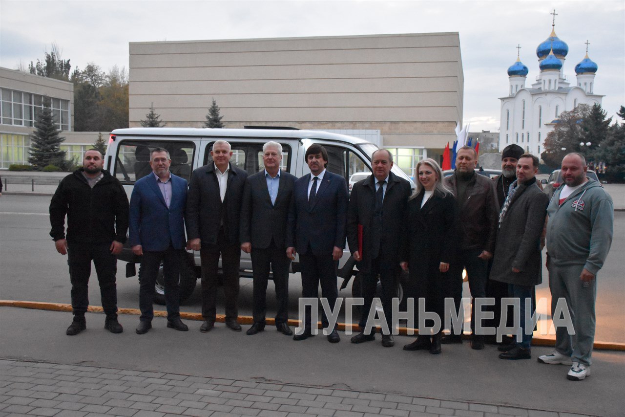 Глава Тюмени вручил главе Краснодона ключи от нового микроавтобуса Глава Тюмени вручил главе Краснодона ключи от нового микроавтобуса