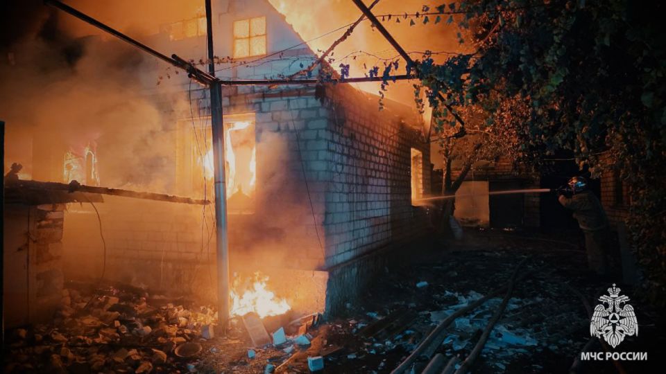 Спасатели МЧС России ликвидировали масштабный пожар на частном подворье в Свердловске Спасатели МЧС России ликвидировали масштабный пожар на частном подворье в Свердловске