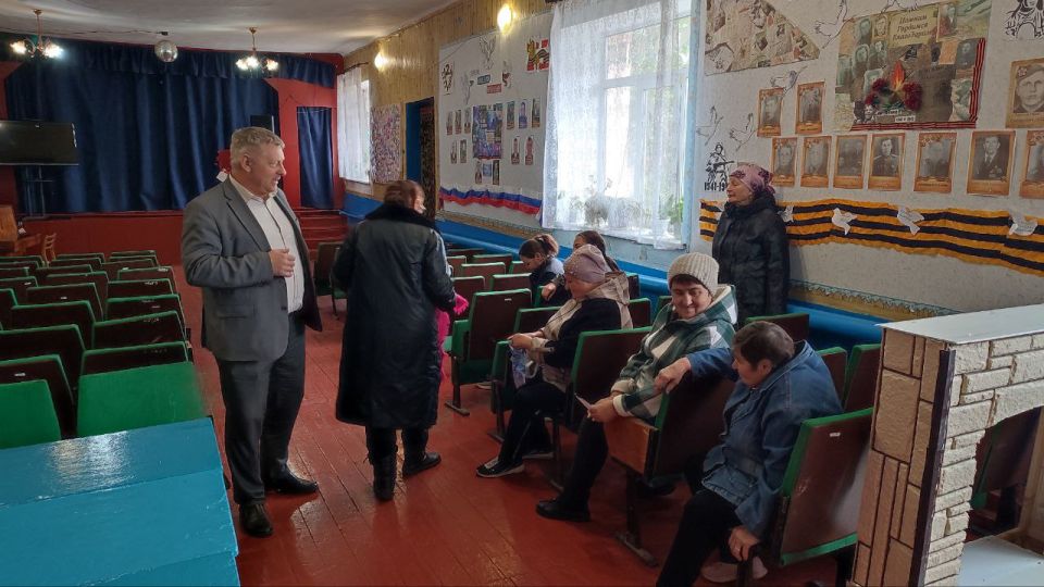 Владимир Шавлай: 17 октября депутат Совета Краснодонского муниципального округа Юрий Дегтярев провел прием граждан в селе Красное Владимир Шавлай: 17 октября депутат Совета Краснодонского муниципального округа Юрий Дегтярев провел прием граждан в селе Красное