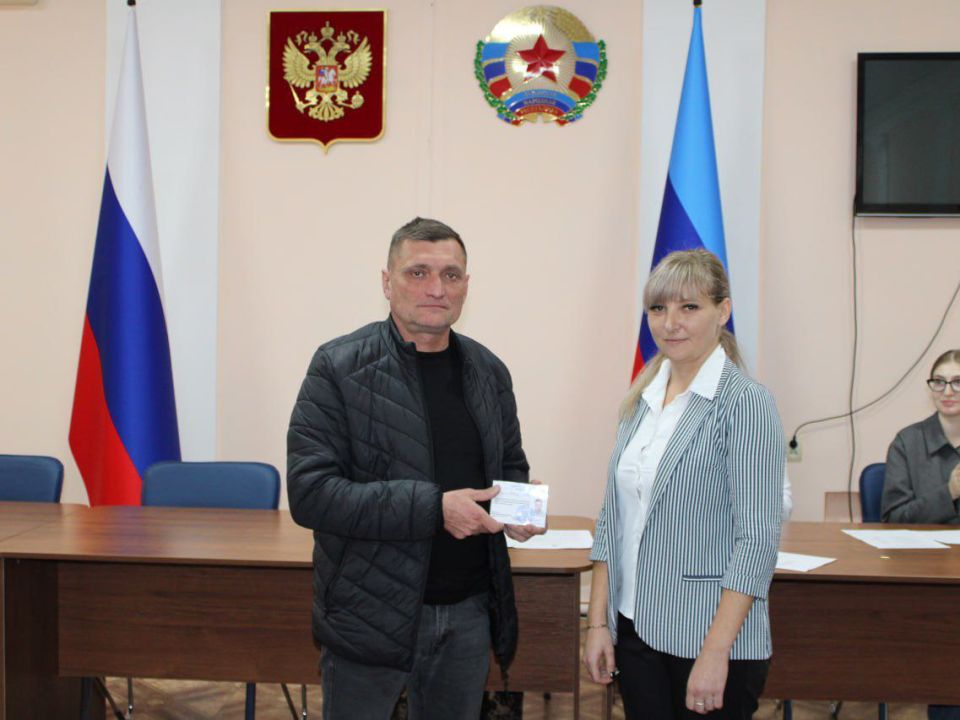 Председатель ТИК Белокуракинского района вручила удостоверение депутату