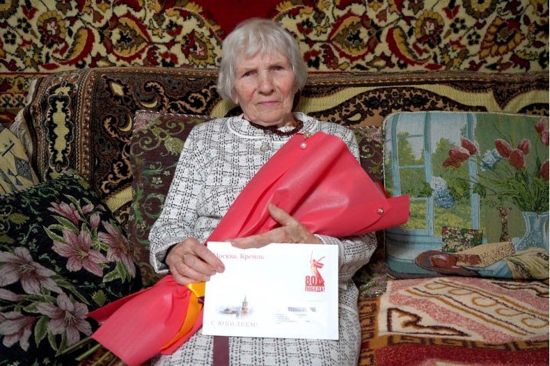 Свердловчанке в честь 90-летия вручили Президентское письмо с поздравлениями Свердловчанке в честь 90-летия вручили Президентское письмо с поздравлениями