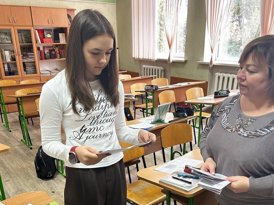 Члены УИК и Молодёжной избирательной комиссии Старобельского района провели антинаркотическую акцию Члены УИК и Молодёжной избирательной комиссии Старобельского района провели антинаркотическую акцию