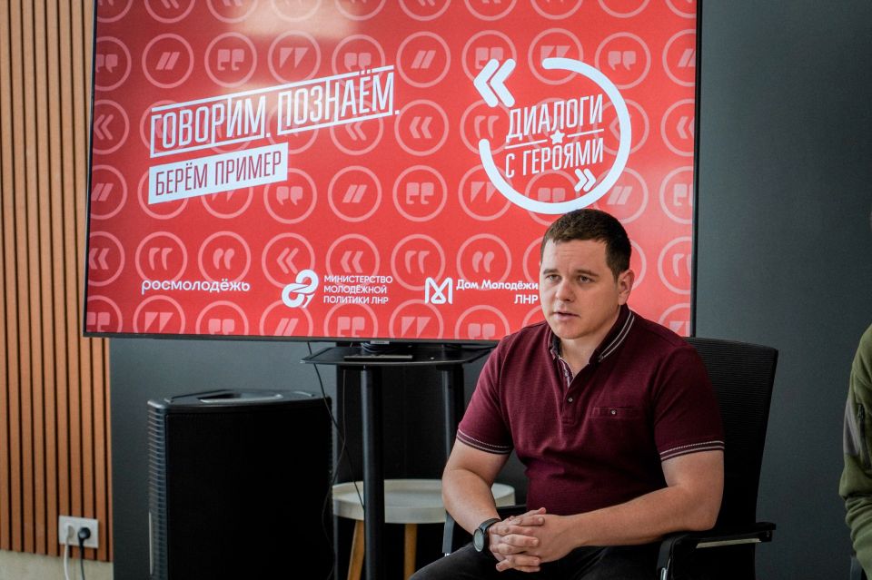 О важном – об отцах!. В Молодежном центре «Квартира» прошли «Диалоги с Героями» – проект, в рамках которого ветераны и действующие участники СВО общаются с молодежью в живом, открытом диалоге О важном – об отцах!. В Молодежном центре «Квартира» прошли «Диалоги с Героями» – проект, в рамках которого ветераны и действующие участники СВО общаются с молодежью в живом, открытом диалоге