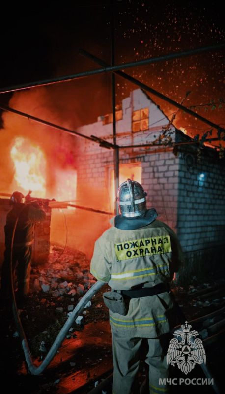 Спасатели МЧС России ликвидировали масштабный пожар на частном подворье в Свердловске Спасатели МЧС России ликвидировали масштабный пожар на частном подворье в Свердловске