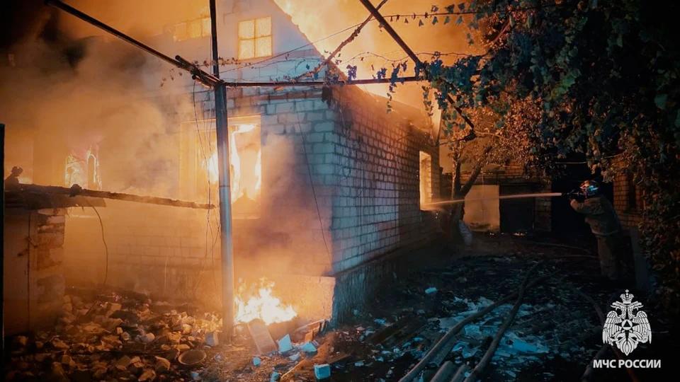 В Свердловске потушили масштабный пожар на частном подворье