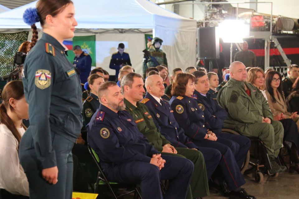 В Санкт-Петербурге сотрудники Следственного комитета Российской Федерации и курсанты встретились с защитниками Отечества В Санкт-Петербурге сотрудники Следственного комитета Российской Федерации и курсанты встретились с защитниками Отечества