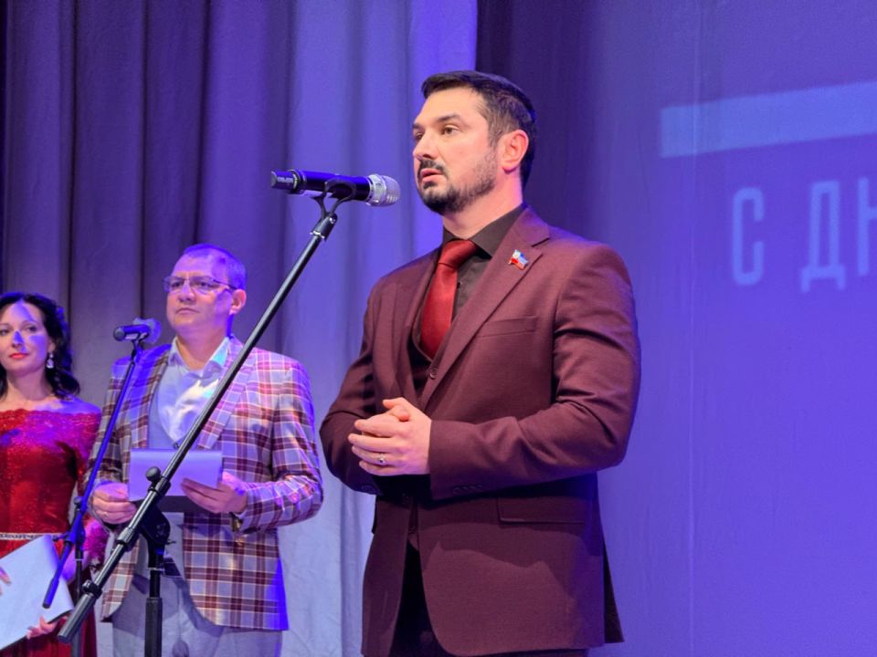 Максим Уваров поздравил работников дорожного хозяйства с профессиональным праздником