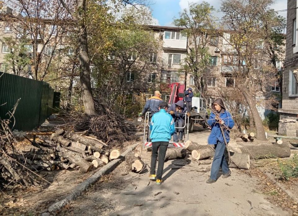 Коммунальные службы проводят работы на территории города Коммунальные службы проводят работы на территории города