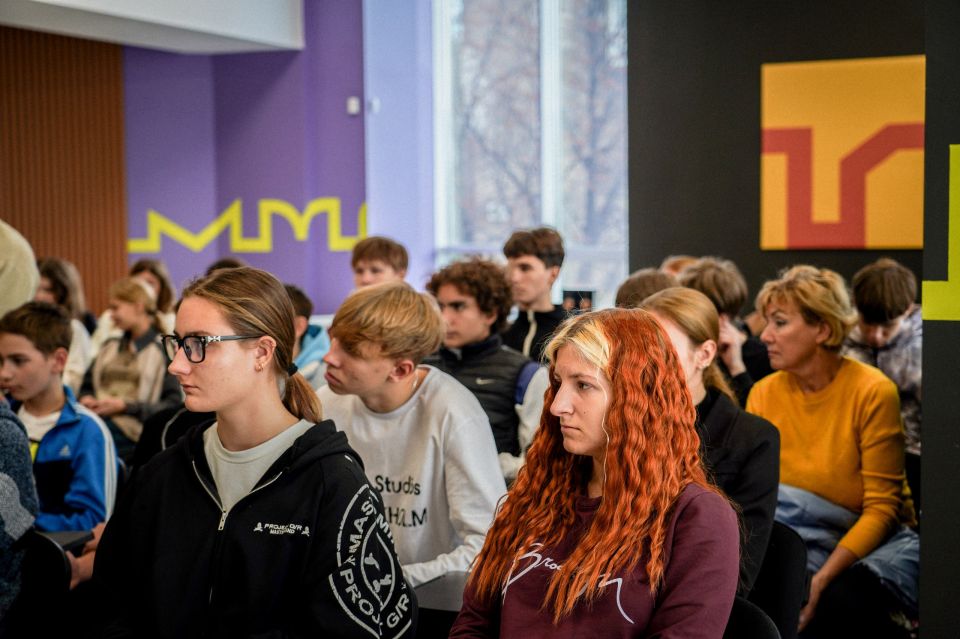 О важном – об отцах!. В Молодежном центре «Квартира» прошли «Диалоги с Героями» – проект, в рамках которого ветераны и действующие участники СВО общаются с молодежью в живом, открытом диалоге О важном – об отцах!. В Молодежном центре «Квартира» прошли «Диалоги с Героями» – проект, в рамках которого ветераны и действующие участники СВО общаются с молодежью в живом, открытом диалоге