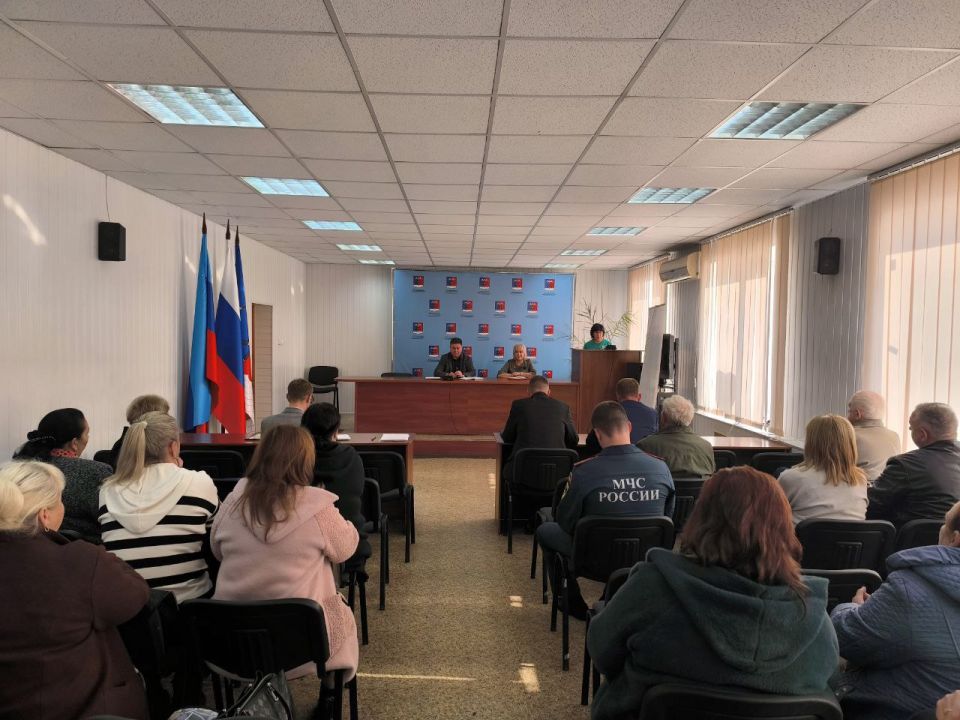 Альберт Зинченко: Сегодня совместно с председателем Совета Станично-Луганского муниципального округа Татьяной Пономаревой провели аппаратное совещание с руководителями структурных подразделений, учреждений и предприятий... Альберт Зинченко: Сегодня совместно с председателем Совета Станично-Луганского муниципального округа Татьяной Пономаревой провели аппаратное совещание с руководителями структурных подразделений, учреждений и предприятий...