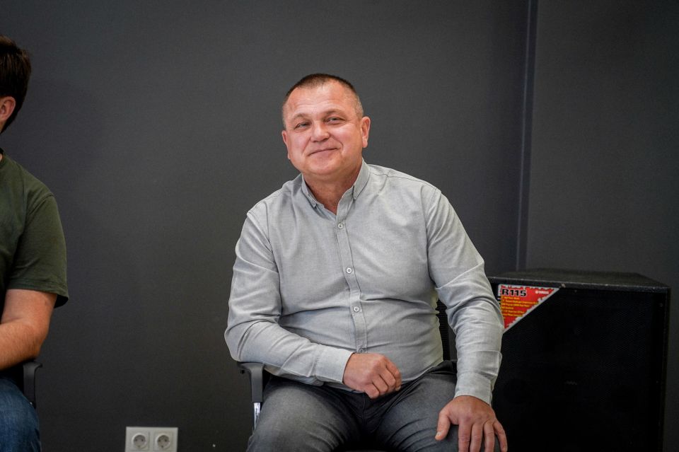 О важном – об отцах!. В Молодежном центре «Квартира» прошли «Диалоги с Героями» – проект, в рамках которого ветераны и действующие участники СВО общаются с молодежью в живом, открытом диалоге О важном – об отцах!. В Молодежном центре «Квартира» прошли «Диалоги с Героями» – проект, в рамках которого ветераны и действующие участники СВО общаются с молодежью в живом, открытом диалоге