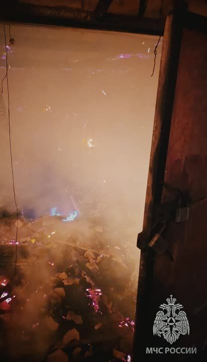 Спасатели МЧС России ликвидировали масштабный пожар на частном подворье в Свердловске