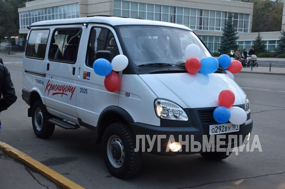 Глава Тюмени вручил главе Краснодона ключи от нового микроавтобуса Глава Тюмени вручил главе Краснодона ключи от нового микроавтобуса