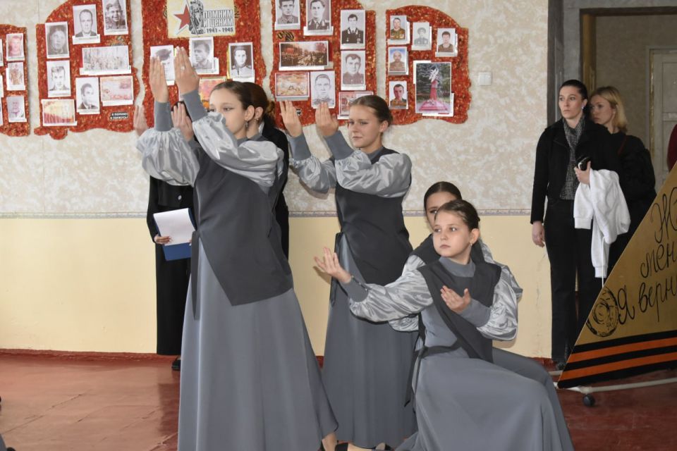 В Перевальской гимназии состоялось торжественное открытие выставки «Герои и подвиги: Мои земляки – Герои России» В Перевальской гимназии состоялось торжественное открытие выставки «Герои и подвиги: Мои земляки – Герои России»