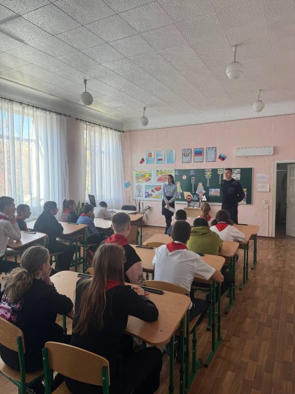 Сотрудники ОГИБДД ОМВД России «Краснодонский» провели лекцию о важности световозвращающих элементов для детей Сотрудники ОГИБДД ОМВД России «Краснодонский» провели лекцию о важности световозвращающих элементов для детей