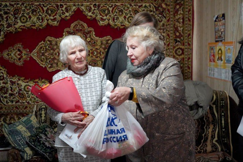 Свердловчанке в честь 90-летия вручили Президентское письмо с поздравлениями Свердловчанке в честь 90-летия вручили Президентское письмо с поздравлениями