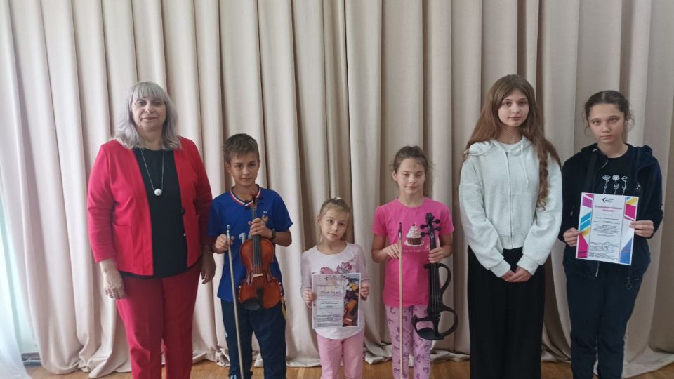 В Детской школе искусств №1 города Ровеньки на оркестровом отделе прошла увлекательная видеолекция «Феномен электроскрипки»! Организованная заведующей отделением Ивановой Светланой Ульяновной совместно с концертмейстером... В Детской школе искусств №1 города Ровеньки на оркестровом отделе прошла увлекательная видеолекция «Феномен электроскрипки»! Организованная заведующей отделением Ивановой Светланой Ульяновной совместно с концертмейстером...