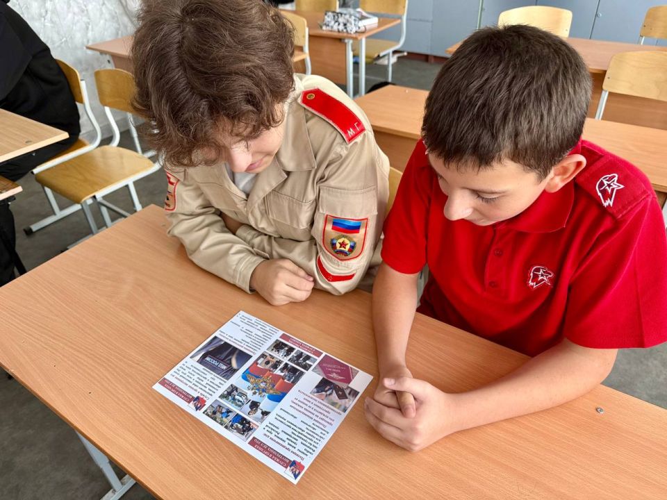 111 Полицейские проводят профориентационные лекции для луганских школьников 111 Полицейские проводят профориентационные лекции для луганских школьников