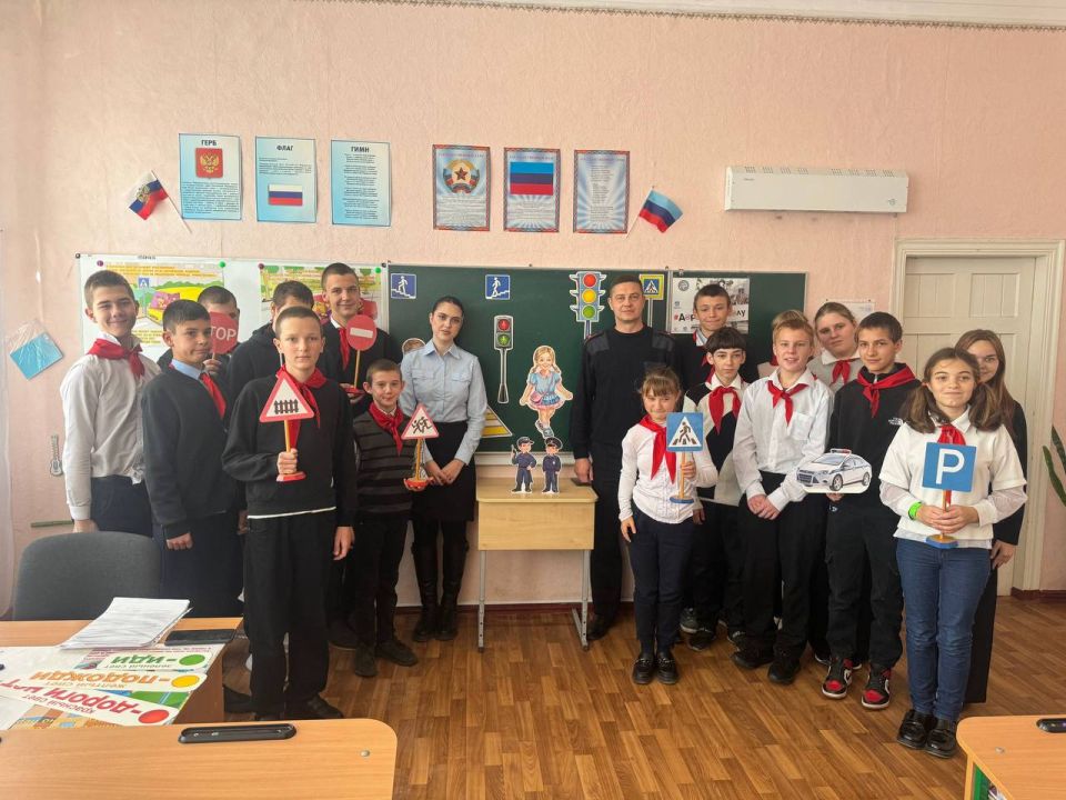 Сотрудники ОГИБДД ОМВД России «Краснодонский» провели лекцию о важности световозвращающих элементов для детей Сотрудники ОГИБДД ОМВД России «Краснодонский» провели лекцию о важности световозвращающих элементов для детей