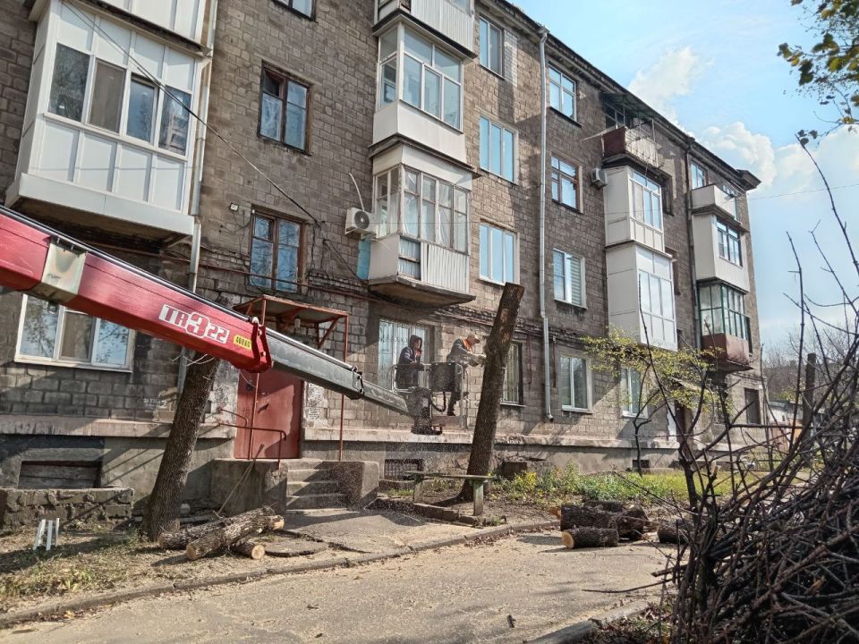 Коммунальные службы проводят работы на территории города Коммунальные службы проводят работы на территории города