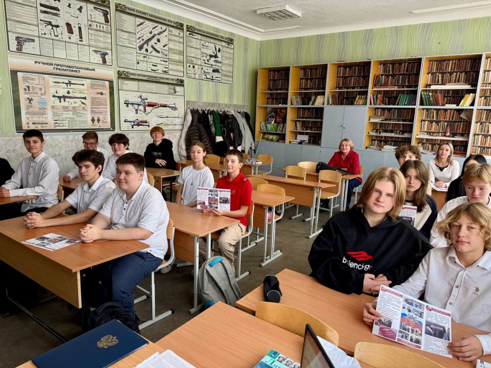 111 Полицейские проводят профориентационные лекции для луганских школьников 111 Полицейские проводят профориентационные лекции для луганских школьников