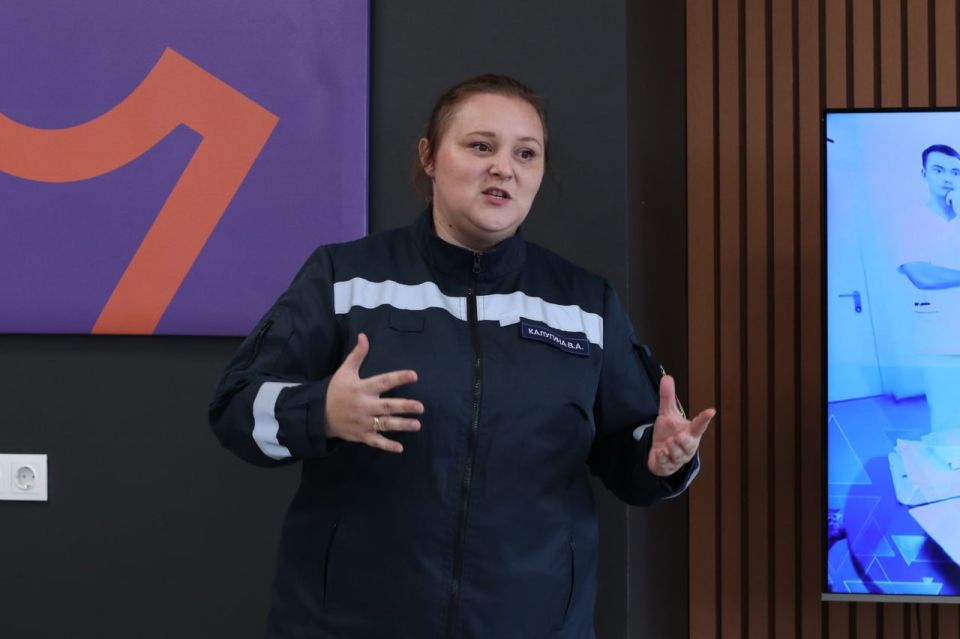 Профилактика ДТП. Сотрудники ГИБДД, медики и спасатели объединились, чтобы донести до молодежи важность соблюдения ПДД В Луганске провели краш-курс «В дорожной безопасности – начни с себя!», организованный сотрудниками ГИБДД... Профилактика ДТП. Сотрудники ГИБДД, медики и спасатели объединились, чтобы донести до молодежи важность соблюдения ПДД В Луганске провели краш-курс «В дорожной безопасности – начни с себя!», организованный сотрудниками ГИБДД...