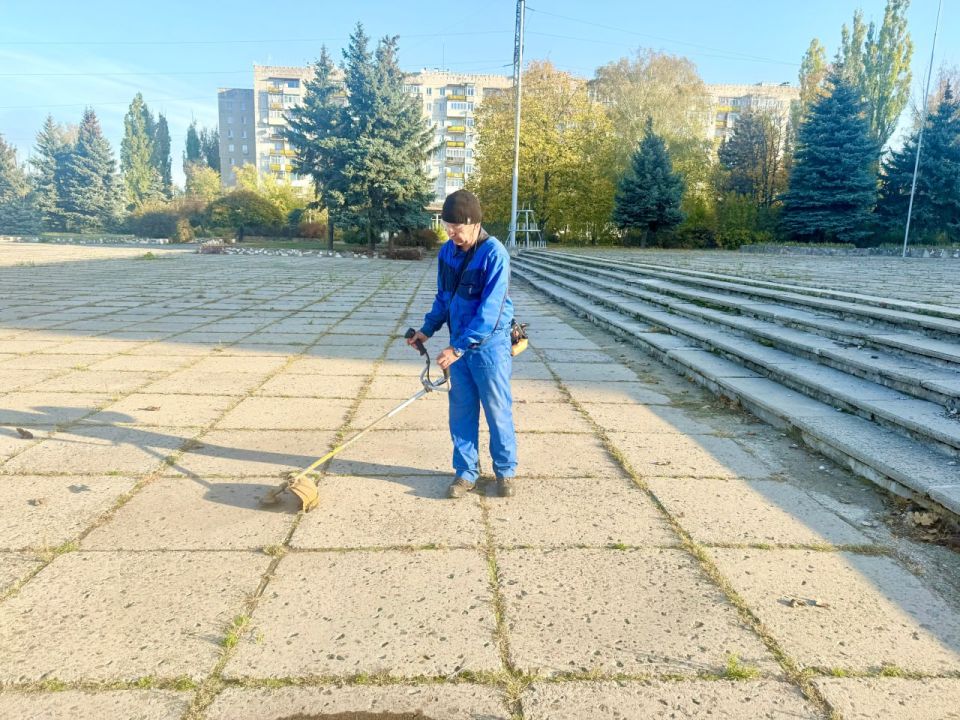 В Рубежном продолжается активная работа по благоустройству города В Рубежном продолжается активная работа по благоустройству города