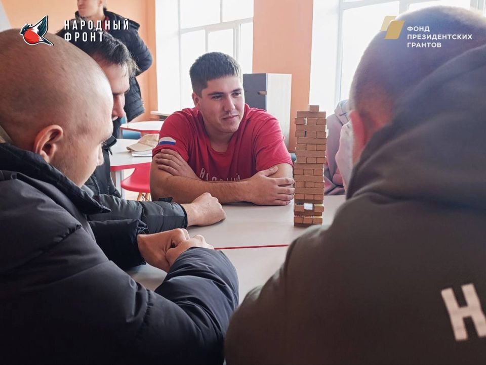 Молодёжка Народного Фронта интеллектуально развиваются через игру "Дженга" Молодёжка Народного Фронта интеллектуально развиваются через игру "Дженга"