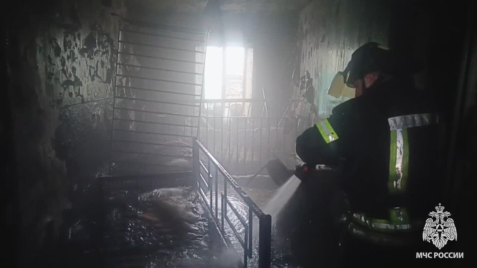 Спасатели МЧС России ликвидировали загорание жилого гостевого дома в Старобельске