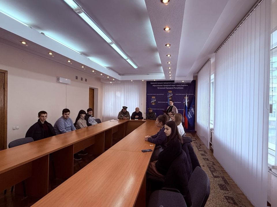 В Кировске состоялось значимое событие – круглый стол под названием «Мои земляки – мои герои» В Кировске состоялось значимое событие – круглый стол под названием «Мои земляки – мои герои»