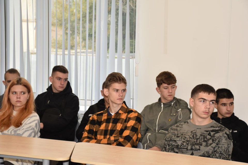 Живой урок мужества: Северодонецкая молодежь встретилась с героями-защитниками ЛНР на круглом столе "Мои земляки – мои герои" Живой урок мужества: Северодонецкая молодежь встретилась с героями-защитниками ЛНР на круглом столе "Мои земляки – мои герои"