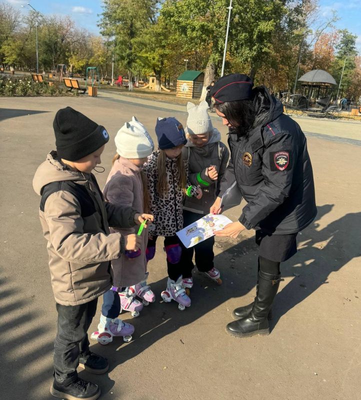 Сотрудники ОГИБДД ОМВД России «Краснодонский»провели акцию «Засветись!» Сотрудники ОГИБДД ОМВД России «Краснодонский»провели акцию «Засветись!»