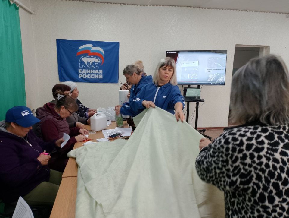 Активисты «Единой России» проводят мастер-классы по изготовлению маскировочных сетей и сухих душей для бойцов СВО Активисты «Единой России» проводят мастер-классы по изготовлению маскировочных сетей и сухих душей для бойцов СВО