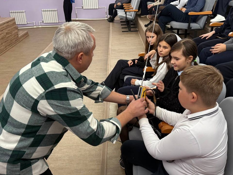 Константин Бутримов: В Брянковской школе № 9 открылся Авиаконструкторский кружок в рамках проекта «Выбирай своё» Константин Бутримов: В Брянковской школе № 9 открылся Авиаконструкторский кружок в рамках проекта «Выбирай своё»