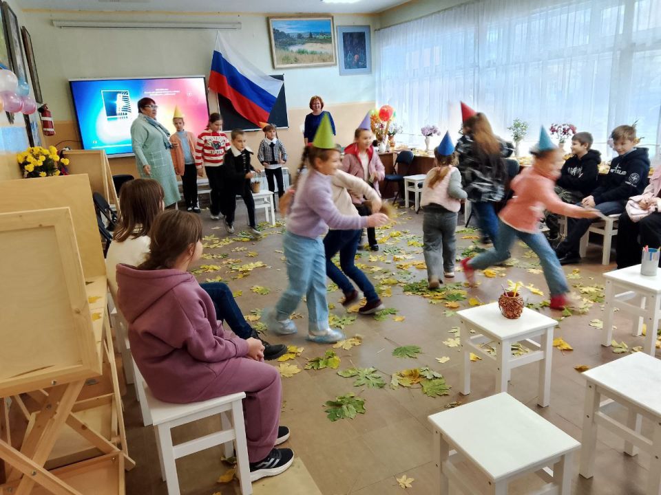 20 октября в стенах Лисичанской художественной школы прошло яркое событие — церемония "Посвящение в юные художники" 20 октября в стенах Лисичанской художественной школы прошло яркое событие — церемония "Посвящение в юные художники"