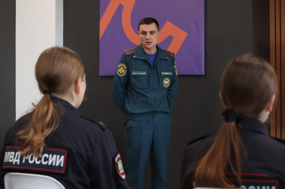 Профилактика ДТП. Сотрудники ГИБДД, медики и спасатели объединились, чтобы донести до молодежи важность соблюдения ПДД В Луганске провели краш-курс «В дорожной безопасности – начни с себя!», организованный сотрудниками ГИБДД... Профилактика ДТП. Сотрудники ГИБДД, медики и спасатели объединились, чтобы донести до молодежи важность соблюдения ПДД В Луганске провели краш-курс «В дорожной безопасности – начни с себя!», организованный сотрудниками ГИБДД...