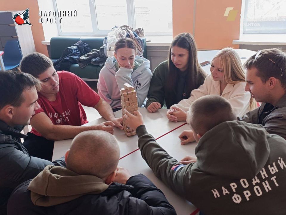 Молодёжка Народного Фронта интеллектуально развиваются через игру "Дженга" Молодёжка Народного Фронта интеллектуально развиваются через игру "Дженга"