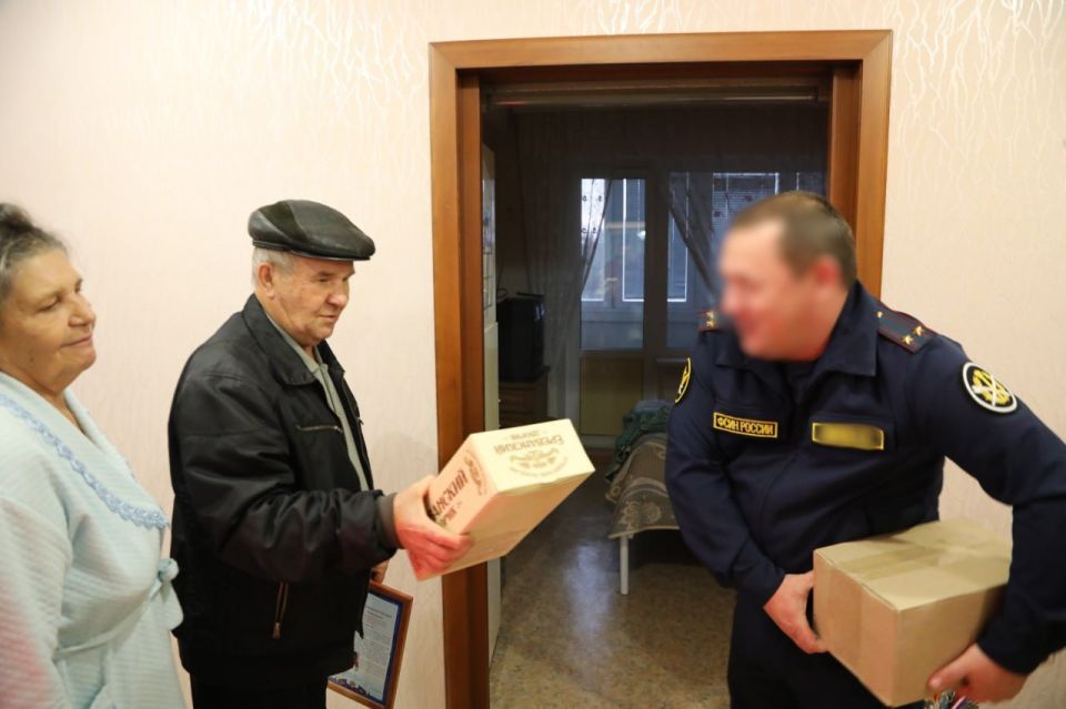 Сотрудники УФСИН России по Луганской Народной Республике поздравили ветерана УИС с 75- летним юбилеем