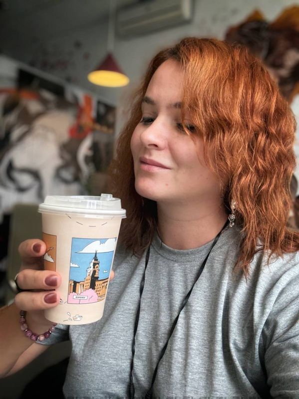 Анна Долгарева: Пью лавандовый раф в аэропорту города Лиона, Франция! Пока-пока, прощай, немытая Россия!