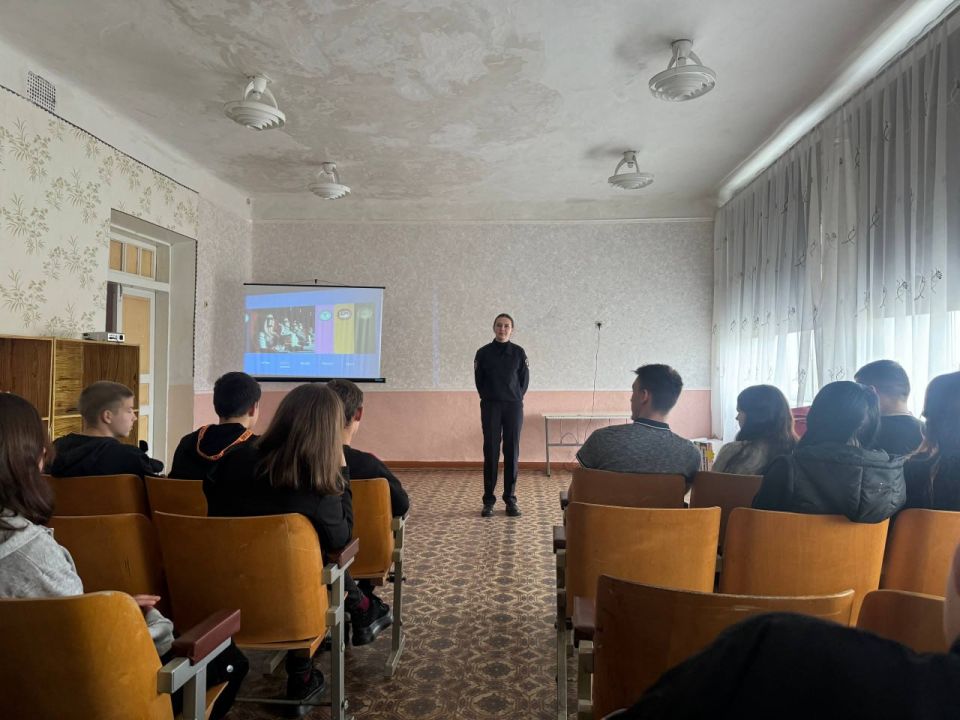 Сотрудники ОГИБДД ОМВД России «Краснодонский» провели профилактическую лекцию в Изваринском УВК №19 Сотрудники ОГИБДД ОМВД России «Краснодонский» провели профилактическую лекцию в Изваринском УВК №19