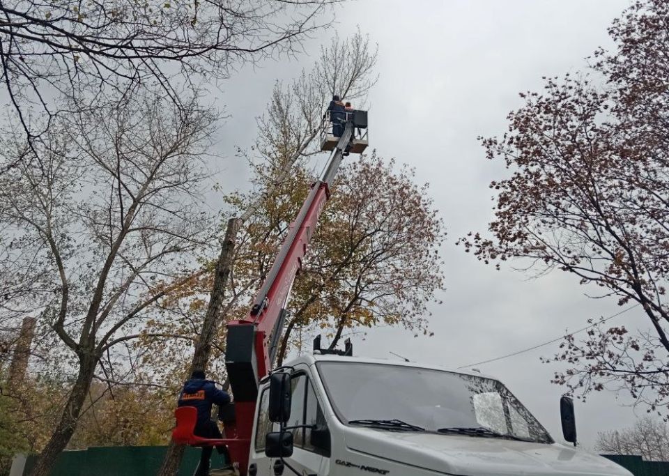 Коммунальные службы проводят работы на территории города Коммунальные службы проводят работы на территории города