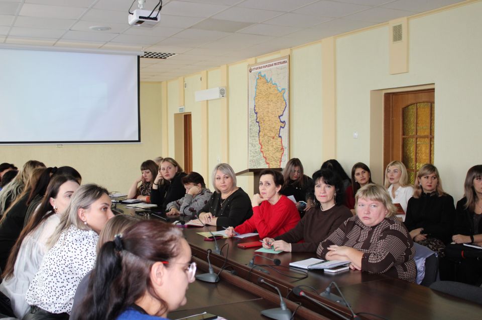 Сегодня в Ровеньках состоялся городской семинар, организованный отделом культуры, спорта и молодёжной политики Сегодня в Ровеньках состоялся городской семинар, организованный отделом культуры, спорта и молодёжной политики