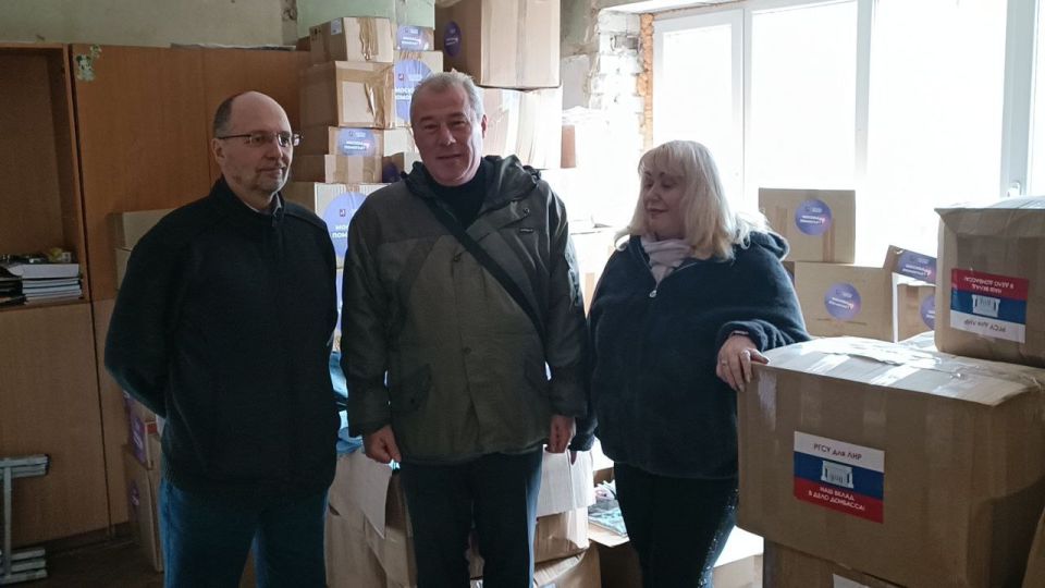 Вячеслав Третьяков: Мой заместитель Ирина Смага совместно с депутатом Народного Совета Юрием Юровым приняли гуманитарный груз, доставленный нашим верным другом, проректором Российского социального государственного... Вячеслав Третьяков: Мой заместитель Ирина Смага совместно с депутатом Народного Совета Юрием Юровым приняли гуманитарный груз, доставленный нашим верным другом, проректором Российского социального государственного...