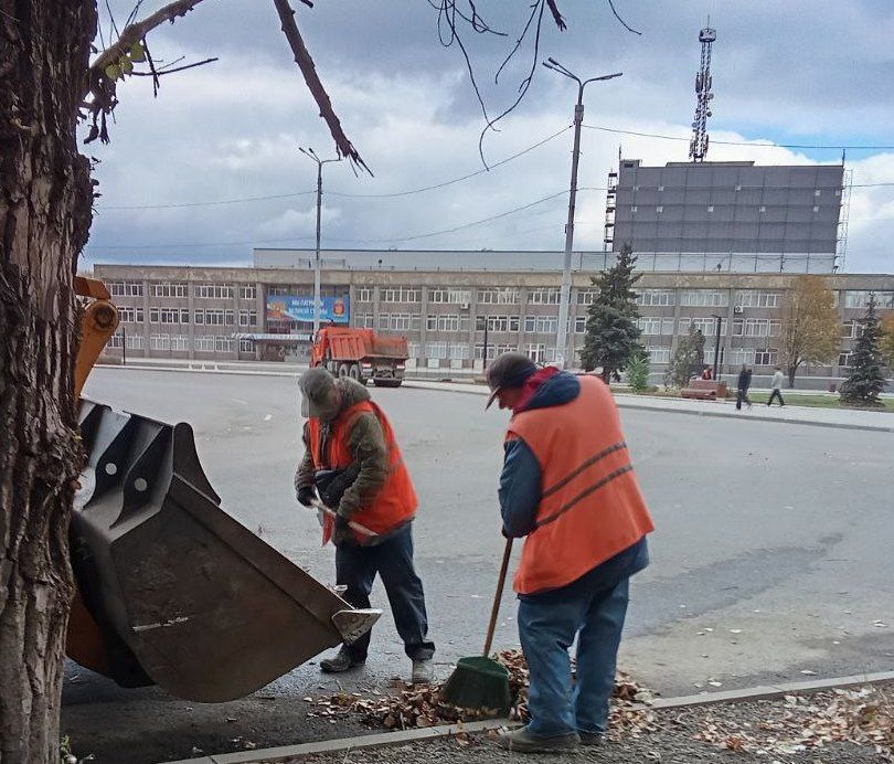 Коммунальные службы проводят работы на территории города Коммунальные службы проводят работы на территории города