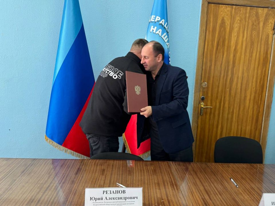 Константин Бутримов: ПЛЕЧОМ К ПЛЕЧУ: ПРОФОЮЗЫ ЛНР И «БОЕВОЕ БРАТСТВО» ПОДПИСАЛИ СОГЛАШЕНИЕ О СОТРУДНИЧЕСТВЕ Константин Бутримов: ПЛЕЧОМ К ПЛЕЧУ: ПРОФОЮЗЫ ЛНР И «БОЕВОЕ БРАТСТВО» ПОДПИСАЛИ СОГЛАШЕНИЕ О СОТРУДНИЧЕСТВЕ